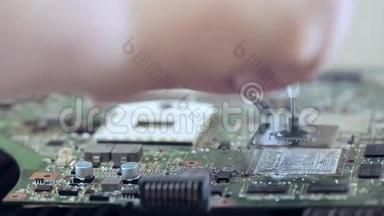 电子修理使电路<strong>升温</strong>，以去除破碎的微芯片
